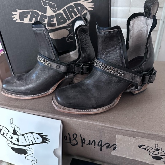 FREEBIRD BY STEVEN handmade boots, soldout
Black distressed sexy boots size 8 - Picture 2 of 16